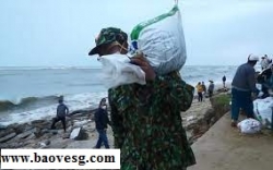 mot nhan vien bao ve to yen bi song cuon troi