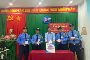 tam long cua nhung nhan vien bao ve huong ve vung lu